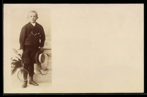 Foto-AK Junge mit Hut und Tennisschläger