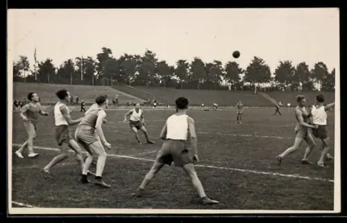 Foto-AK Mitten im Feldhandball-Spiel