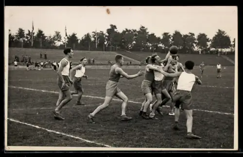 Foto-AK Männer beim Feldhandball