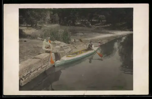 Foto-AK Zwei Jungen mit ihrem Ruderboot