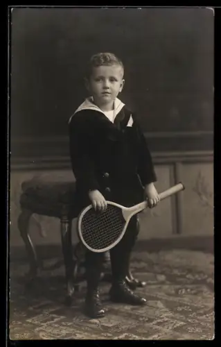 Foto-AK Kleiner Junge mit Tennisschläger