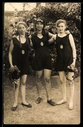 Foto-AK Drei Junge Frauen in Sportanzügen mit Emblem vom Deutschen Turnerbund