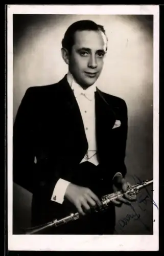 Foto-AK Junger Mann im Anzug mit Klarinette