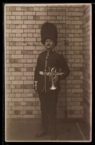 AK Wachsoldat, Hornist in Uniform mit Pelzmütze und Kornett