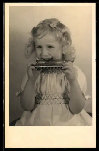 Foto-AK Mädchen mit Mundharmonika