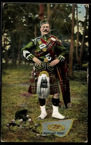 AK A Highland Piper, schottischer Soldat in Uniform mit Dudelsack