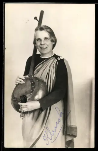 Foto-AK Frau im Umhang mit Sitar-Instrument