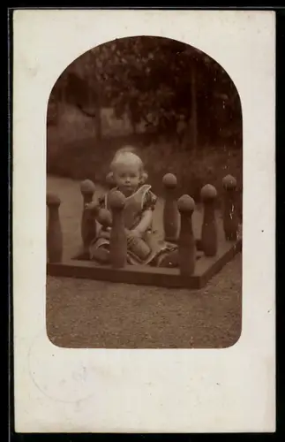 Foto-AK Kleines Mädchen mit Kegelspiel