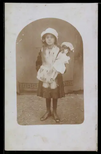 Foto-AK Mädchen mit Spielzeugpuppe