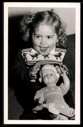 Foto-AK Kleines Mädchen mit Spielzeugpuppe