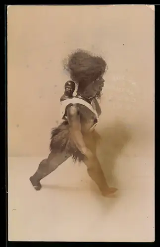 AK Indigene Spielzeugpuppe mit Kind auf dem Rücken