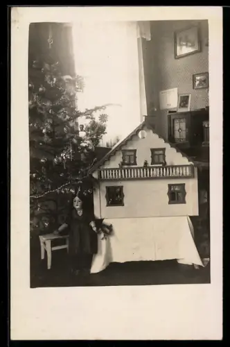 Foto-AK Puppenhaus und Spielzeugpuppe neben einem Weihnachtsbaum