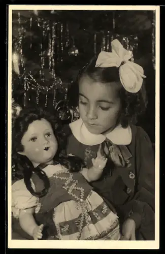 Foto-AK Mädchen mit Spielzeugpuppe vor Weihnachtsbaum