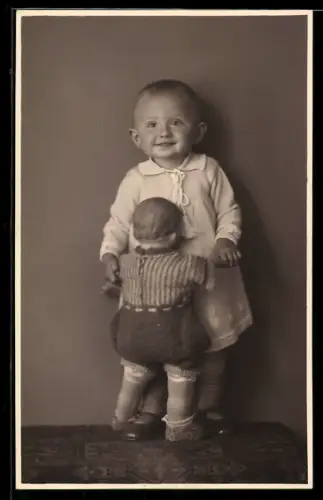 Foto-AK Kleiner Junge mit Spielzeugpuppe