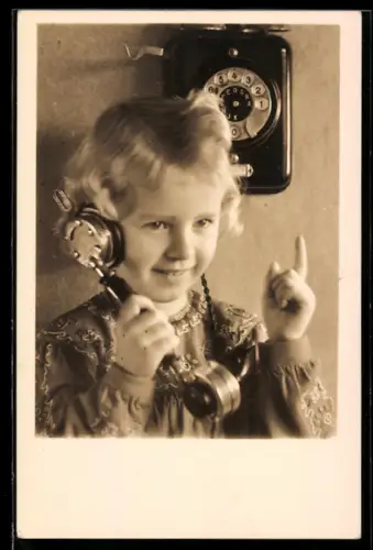 Foto-AK Mädchen am Telefonapparat