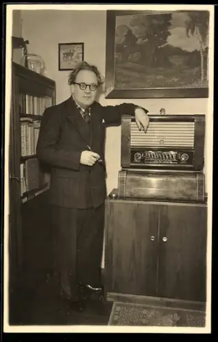 AK Älterer Herr vor Bücherregal am Radio