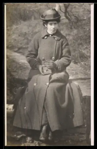 Foto-AK Frau im Mantel mit Hut und Fotoapparat