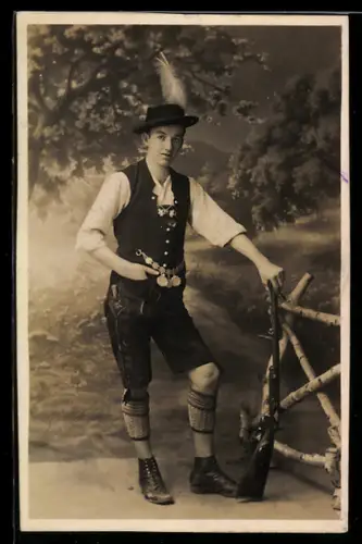 Foto-AK Junger Mann in Tracht mit Auszeichnungen und Gewehr, Schützenfest