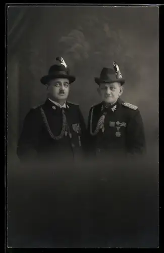 AK Zwei Mitglieder eines Schützenvereins mit Schützenschnüren 2. Stufe und Ehrenzeichen, dabei Eisernes Kreutz II. Kl.