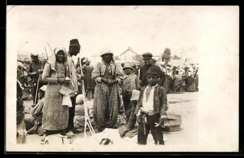 Foto-AK Bosnier in landestypischer Kleidung