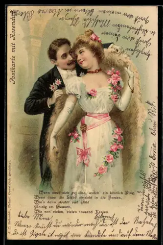 AK Ein Liebespaar, Mann legt seiner Frau einen Pelzmantel über die Schultern