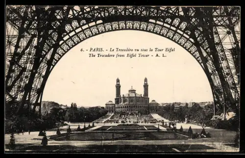 AK Paris, Palais du Trocadéro vu sous la Tour Eiffel