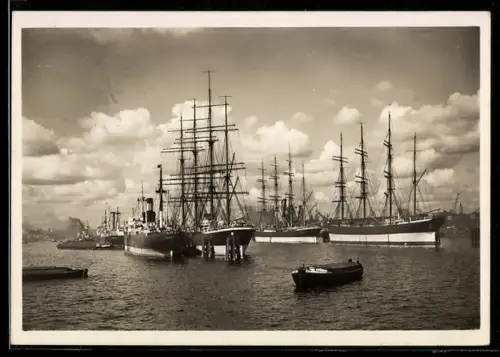 AK Hamburg, Segelschiff-Hafen, Panorama mit Frachter