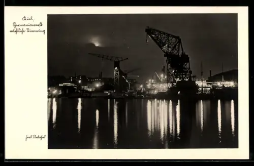 AK Kiel, beleuchtete Germaniawerft bei Nacht