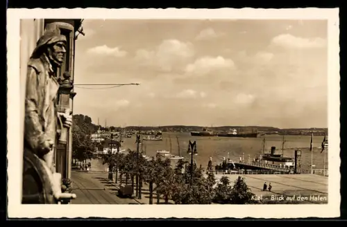 AK Kiel, Hafenpanorama von einer Strasse aus, Statue