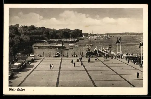 AK Kiel, Hafenpartie, -Fahnen