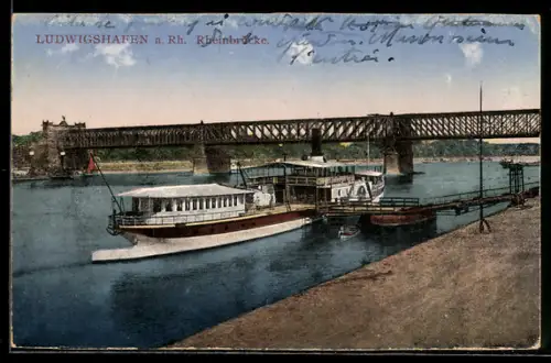 AK Ludwigshafen a. Rh., Rheinbrücke, Schiffsanleger mit Schiff