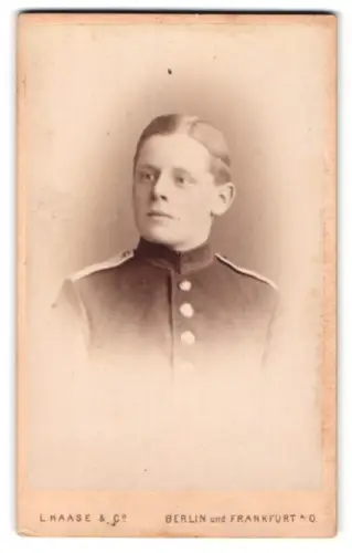 Fotografie L. Haase, & Co., Berlin, Unter den Linden 62/63, Garde-Soldat von Herckhausen in Uniform