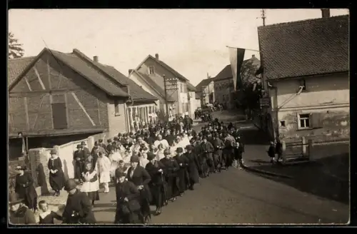 Foto-AK Höchst /Main, Prozession durch die Ortsstrasse, Fachwerkhäuser, Menschenmenge, Nationalflagge