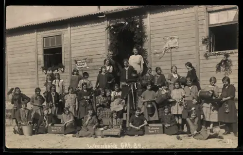 Foto-AK Wegscheide, Schulheim der Frankfurter Brentanoschule, Kindergruppe vor Schulgebäude, Oktober 1924