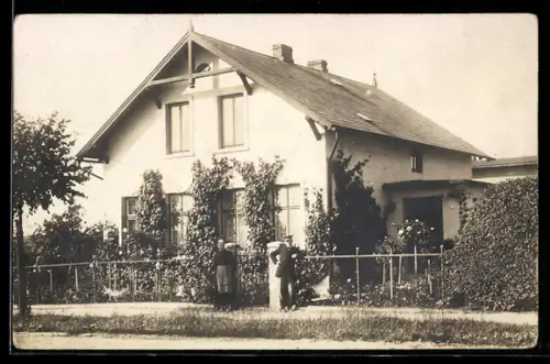 Foto-AK Mölln, Postbeamten-Eigenheim, mit Bewohnerpaar