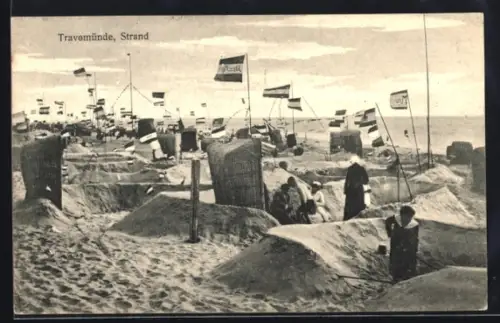 AK Travemünde, Strand mit Strandkörben und Sandwällen