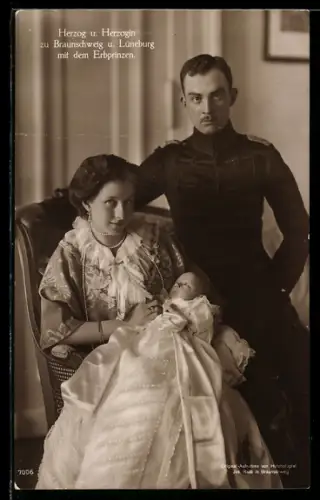 AK Herzog und Herzogin zu Braunschweig u. Lüneburg mit dem Erbprinzen, Husarenuniform