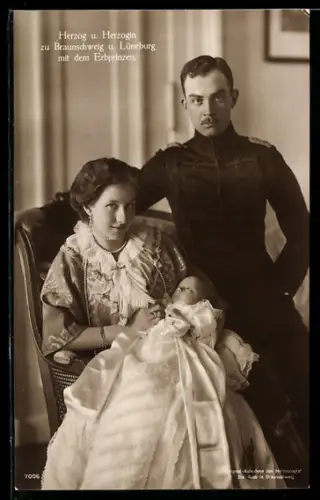AK Herzog und Herzogin zu Braunschweig u. Lüneburg mit dem Erbprinzen, Husarenuniform