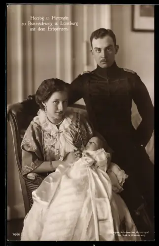 AK Herzog und Herzogin zu Braunschweig und Lüneburg mit dem Erbprinzen, Husarenuniform