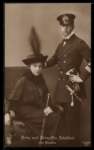Foto-AK Prinz und Prinzessin Adalbert von Preussen in Marineuniform mit Offiziersdolch