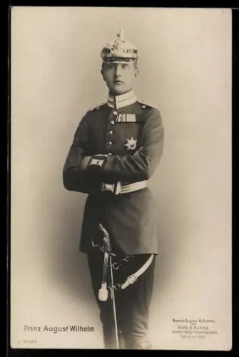 Foto-AK Prinz August Wilhelm von Preussen mit Pickelhaube, Säbel, Ordensspange alter Art und Bruststern