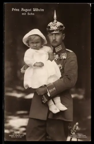 AK Prinz August Wilhelm von Preussen in Uniform und Pickelhaube, seinen Sohn auf dem Arm haltend