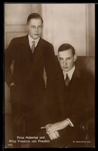 AK Prinz Hubertus und Prinz Friedrich von Preussen als junge Männer in Anzügen