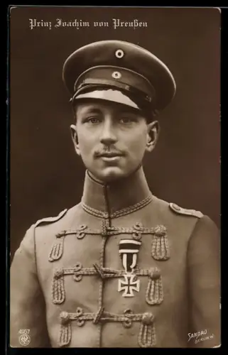 AK Prinz Joachim von Preussen in Husarenuniform mit EK II 1914 und Schirmmütze