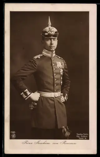 AK Prinz Joachim von Preussen in Gardeuniform mit Pickelhaube und grosser Ordensspange