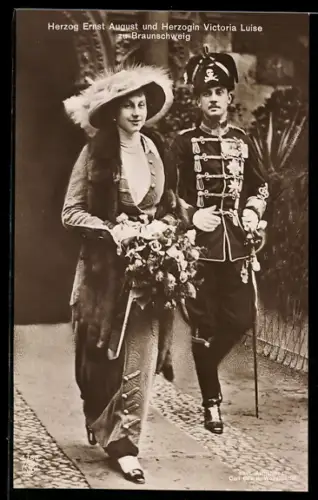 AK Herzog Ernst August in Uniform mit Degen und Orden nebst Herzogin Victoria Luise zu Braunschweig mit Blumenstrauss