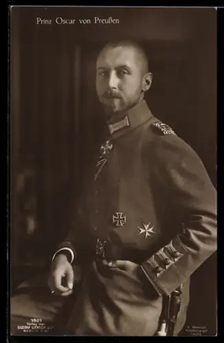AK Prinz Oskar von Preussen in Uniform mit EK I 1914, Hohenzollernschem Hausorden und Johanniterorden