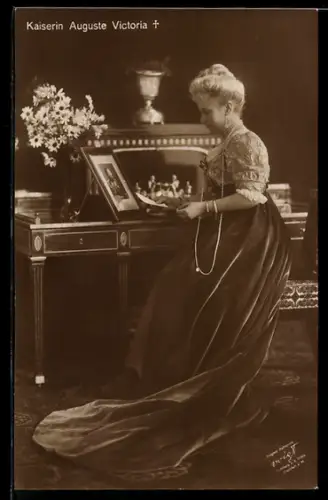 AK Kaiserin Auguste Victoria Königin von Preussen mit Hochsteckfrisur und Perlenkette in besticktem Samtkleid
