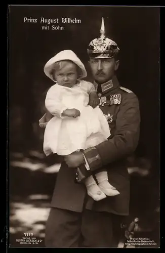 AK Prinz August Wilhelm in Uniform mit Pickelhaube mit seinem Sohn