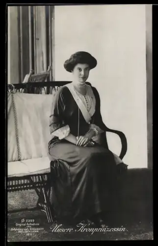 AK Portrait Kronprinzessin Cecilie auf einer Bank